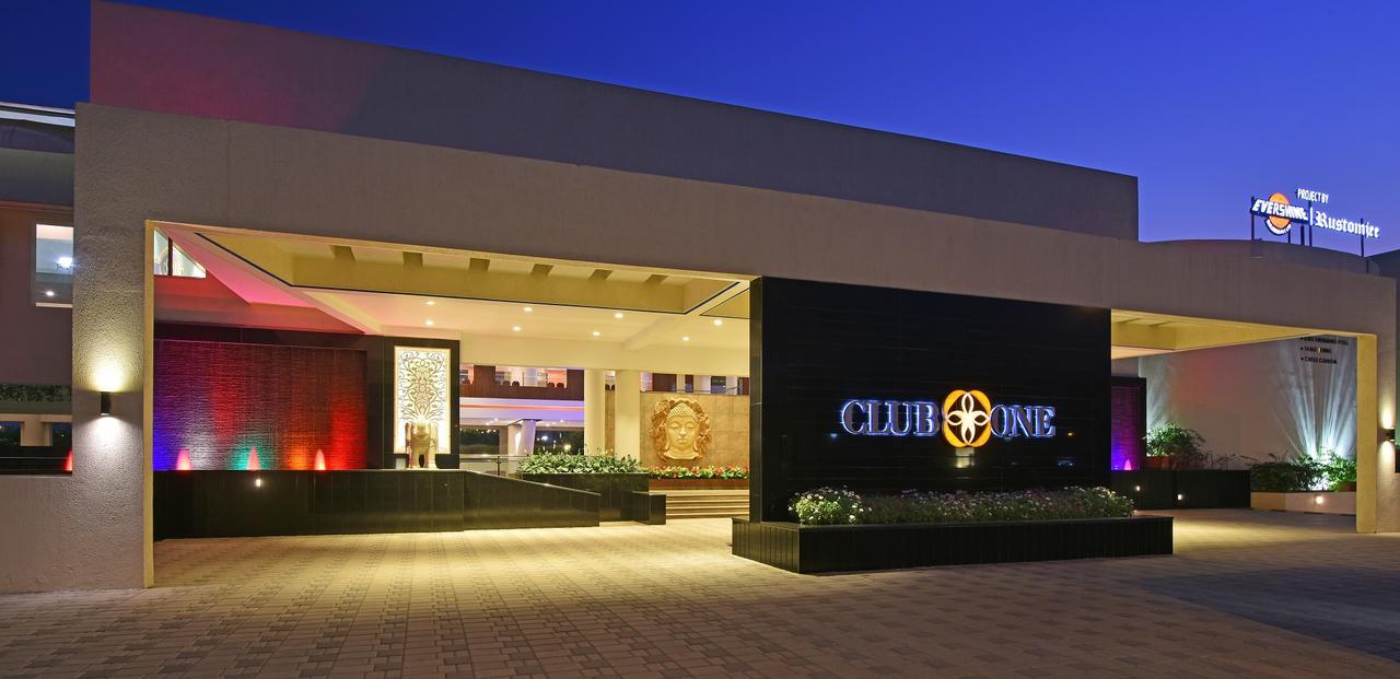 Club One Hotell Manor Eksteriør bilde